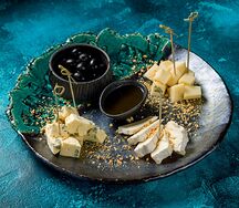 Сырное плато с маслинами и мёдом