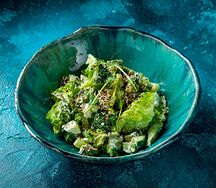 Зелёный салат с авокадо, брокколи и сыром фета