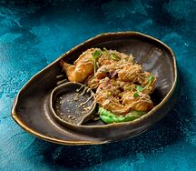 Креветки темпура на подушке из соуса васаби