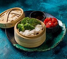 Куриная грудка с брокколи на пару и салат из помидоров