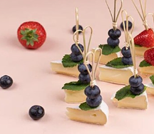 Набор канапе камамбер и голубика