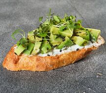 Брускетта с авокадо 