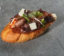 Брускетта с осьминогом