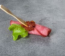 Рулетик с говядиной и томатом