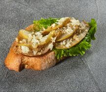 Брускетта с грушей