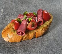 Брускетта с говядиной 