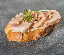 Брускетта с курицей