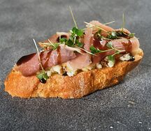 Брускетта с вяленым мясом