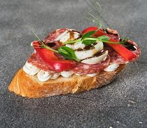 Брускетта с салями