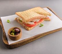 Сэндвич с куриной грудкой на углях и жареным яйцом и беконом