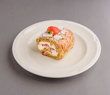 Фисташковый рулет с клубникой