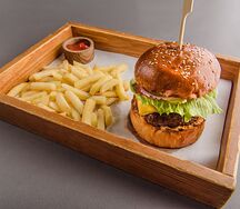 Бургер с мраморной говядиной с картофелем фри