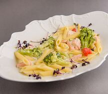 Пенне с лососем и брокколи