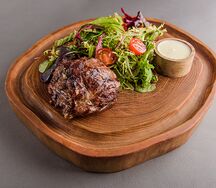 Тосканская говядина на углях с соусом блю чиз