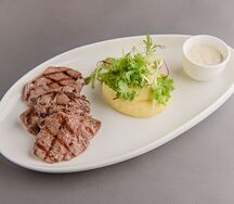 Медальоны из телячьей вырезки на углях с соусом из белых грибов