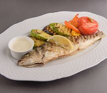 Сибас, приготовленный на углях с печеными овощами 