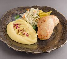 Куриные котлеты с картофельным пюре и сладкой капустой