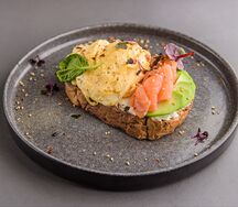 Скрембл с лососем и авокадо