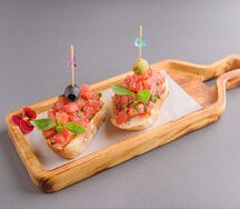 Брускетта с томатами, орегано и базиликом