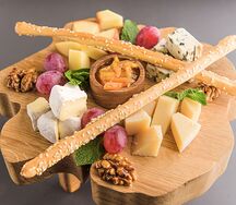 Сырная тарелка с горчичной мостардой