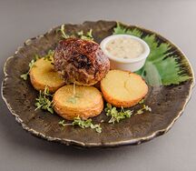 Котлета из ягненка с печеным картофелем