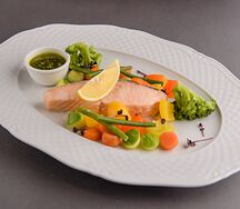 Стейк из лосося на пару с овощами