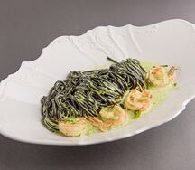 Чёрные спагетти с креветками в сливочно-шпинатном соусе