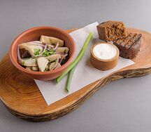 Соленые грузди со сметаной