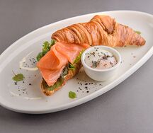 Круассан с лососем и яйцом пашот