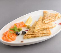 Блинчики с маринованным лососем