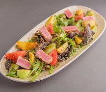 Салат Нисуаз с тунцом на гриле