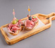 Брускетта с ростбифом и шпинатом