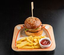 Бургер с куриной котлетой, картофелем фри и кетчупом