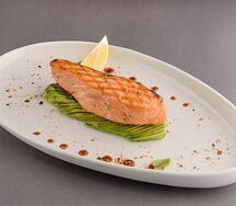 Стейк из лосося с печёным авокадо и соусом терияки