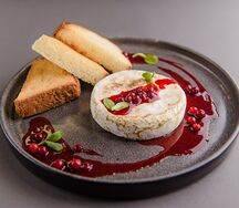 Камамбер, запеченный с брусникой и бриошью