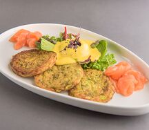 Оладьи из кабачка с лососем, миксом салатным и яйцом пашот