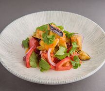 Салат Хрустящий баклажан с томатами и кинзой