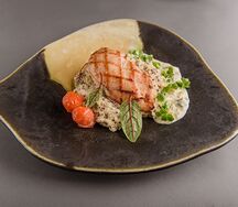 Куриная грудка с киноа и соусом из белых грибов