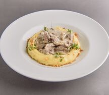 Бефстроганов из телятины в сливочном соусе с картофельным пюре