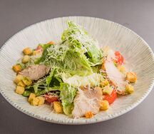 Классический салат Цезарь с курицей