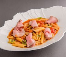 Паста Арабьята с ростбифом