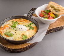 Шакшука с салатом из свежих овощей и зелени