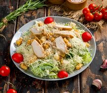 Салат Цезарь с курицей