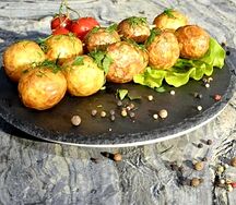 Молодой картофель на шпажках