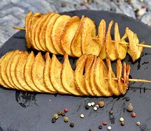 Картофель спиралью на шпажках