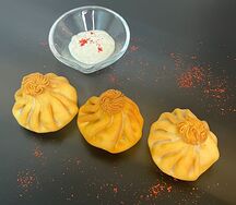 Жареные хинкали с сыром и соусом