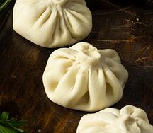 Хинкали с говядиной и чесночным соусом