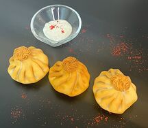 Жареные хинкали со свининой и чесночным соусом