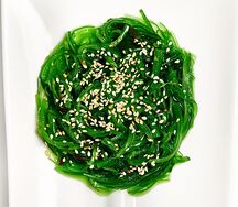 Салат чука с ореховым соусом