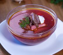 Борщ с говядиной и сметаной